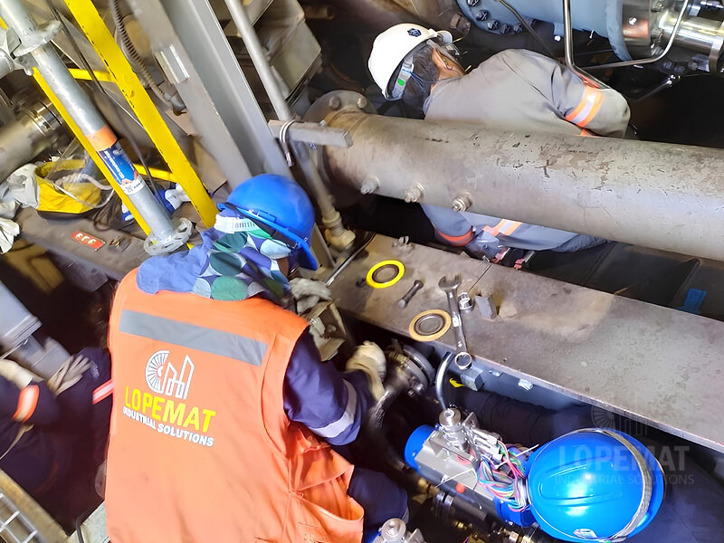 Cuadrilla mecánica interviniendo tuberías y actuadores — Generadora Metropolitana