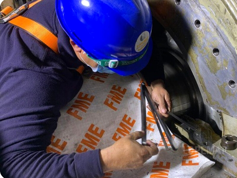 Toma de holguras con galgas de precisión
