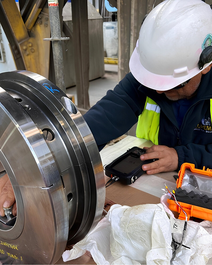 Técnico de LOPEMAT inspeccionando componentes de turbina en terreno