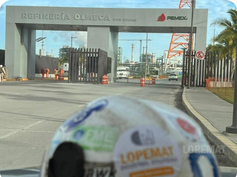 Acceso principal de la Refinería Olmeca de Dos Bocas — proyecto PEMEX