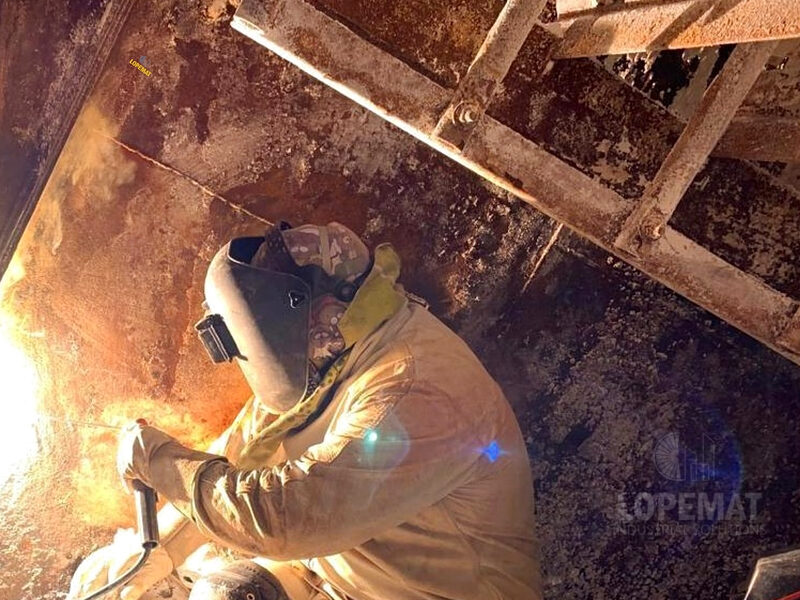 Soldador certificado reparando ducto de escape — proyecto Enel