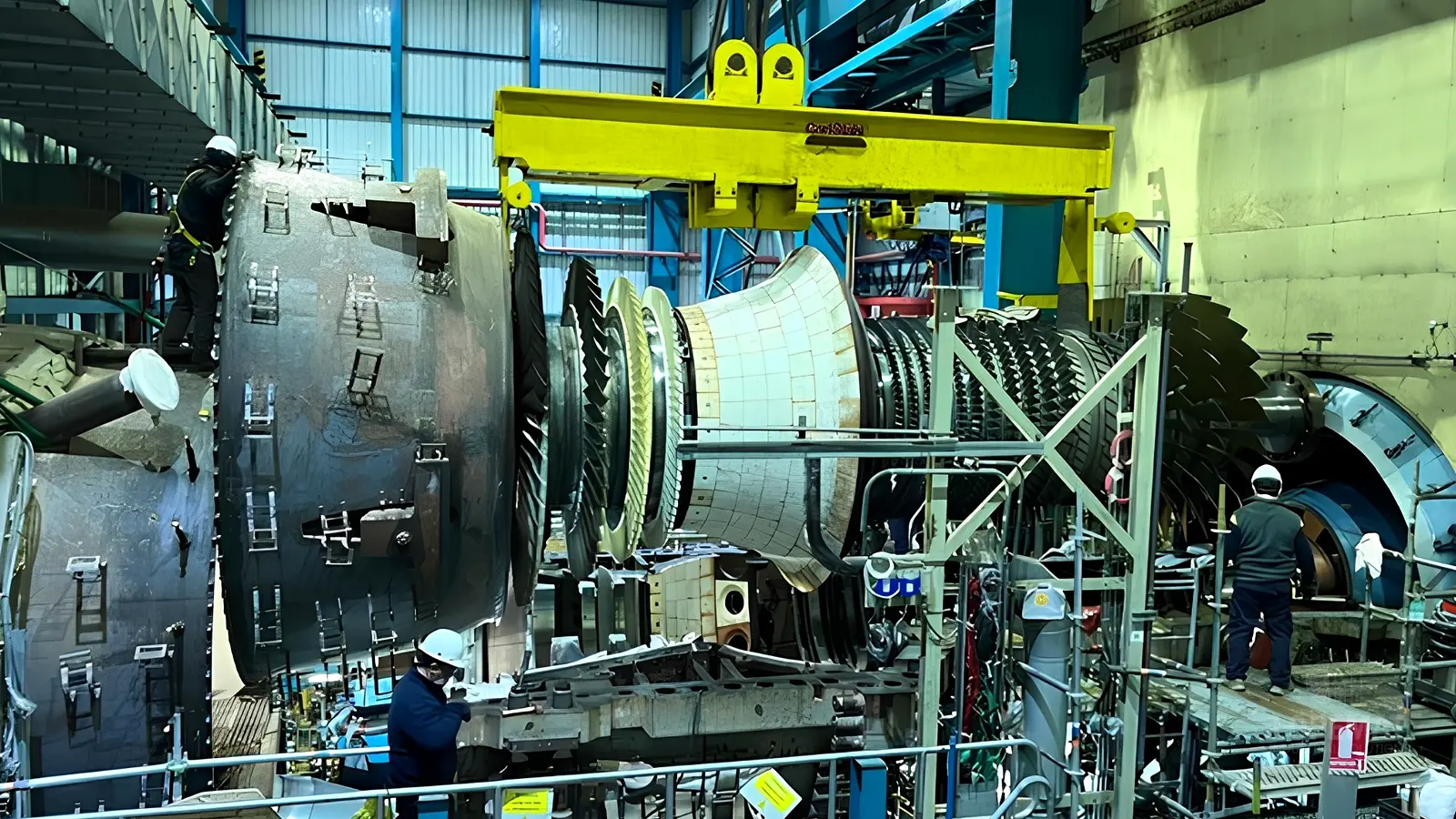 Turbina de gas abierta durante mantenimiento mayor en casa de máquinas